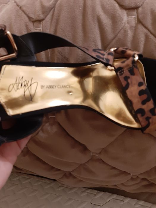 Босоніжки від Abbey Clancy