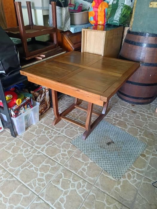 Mesa em madeira que abre