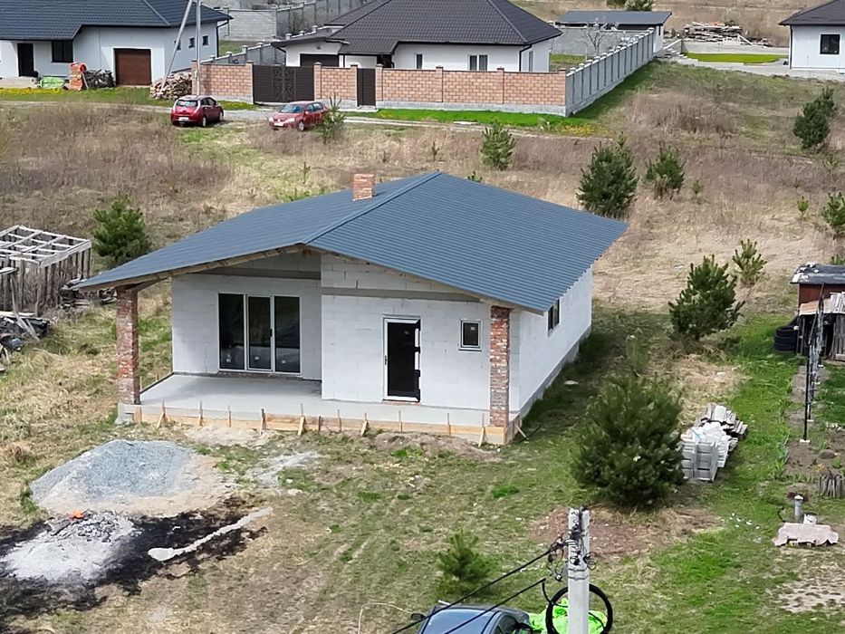 Продам будинок біля міста.
