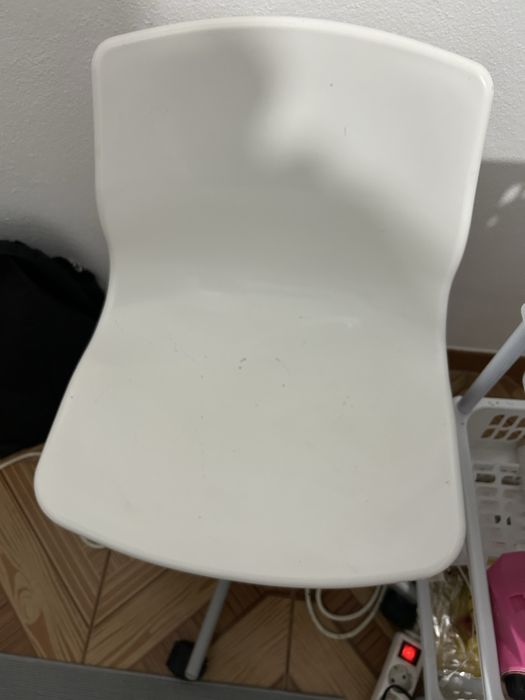 Cadeiras brancas