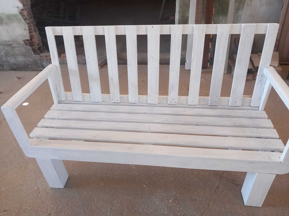 Banco rústico feito em madeira de paletes 1,48cm comprimento  0,49cm fundo