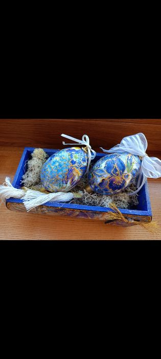 Pisanki ręcznie robione w drewnianym poludelku