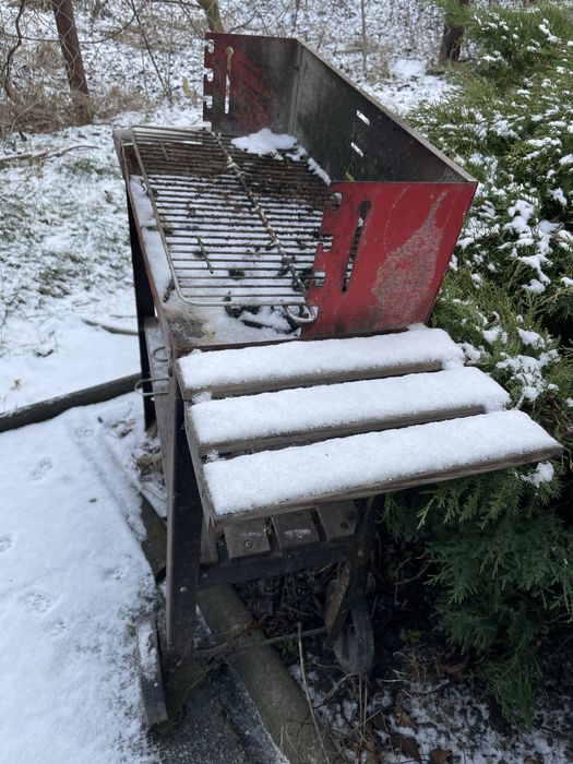 Sprzedam gril na kolkach