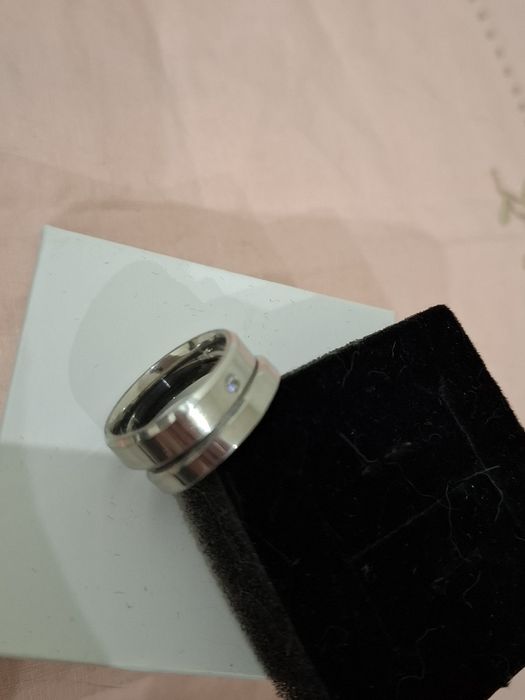 Conjunto de Alianças prateadas, 1 com brilhante, Aço novas
Tamanho 9
Valor não negociável