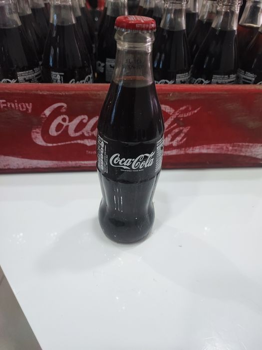 28 butelek coca cola dla kolekcjonera ze skrzynka