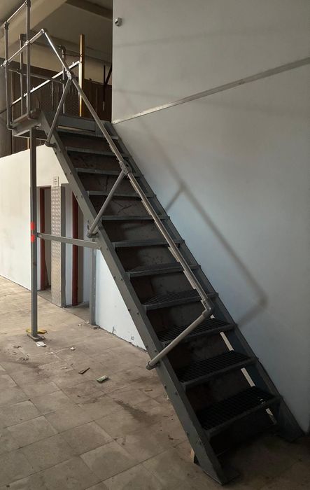 Schody stalowe przemysłowe 2,6 m + podest, kraty, komplet