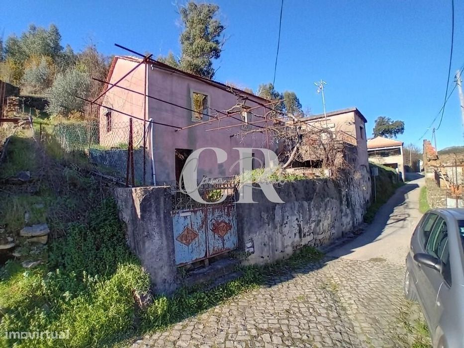 Moradia em pedra para renovação com terreno em Castanheira de Pera