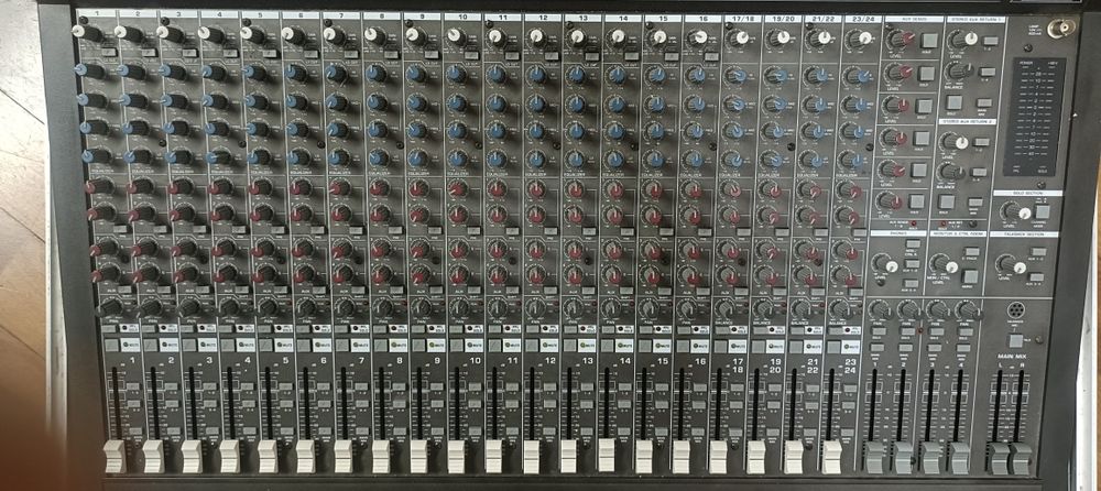 Mesa mistura 24 canais com case.