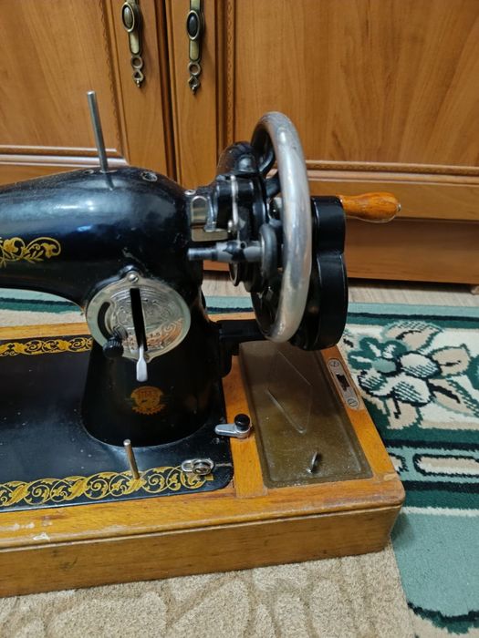 Продам швейну машинку
