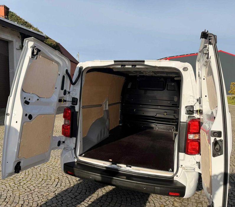 Toyota Proace XL Zabudowa przestrzeni ładunkowej w standardzie