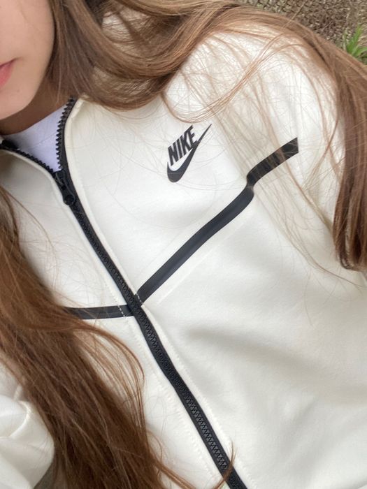 Nike Zip Hoodie CU4490-072. Розмір M. Стан нової, одягалася один раз. Без дефектів, чиста.