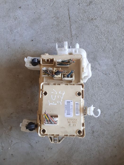 Puszka bezpieczników toyota corolla verso 2.2d