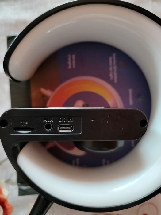 Lampka LED z ładowarka QI, głośnikiem Bluetooth RGB, Radio, Zegar