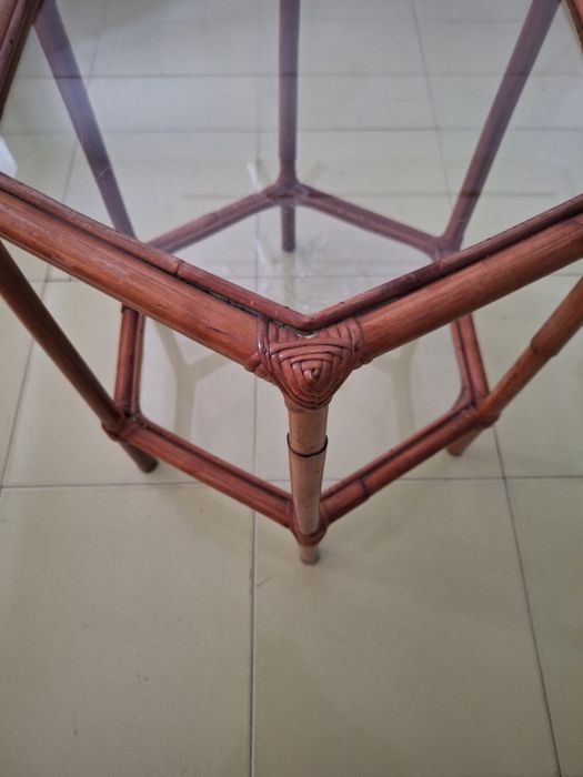 Mesa de centro hexagonal de bambu  c/ 2 bases em vidro