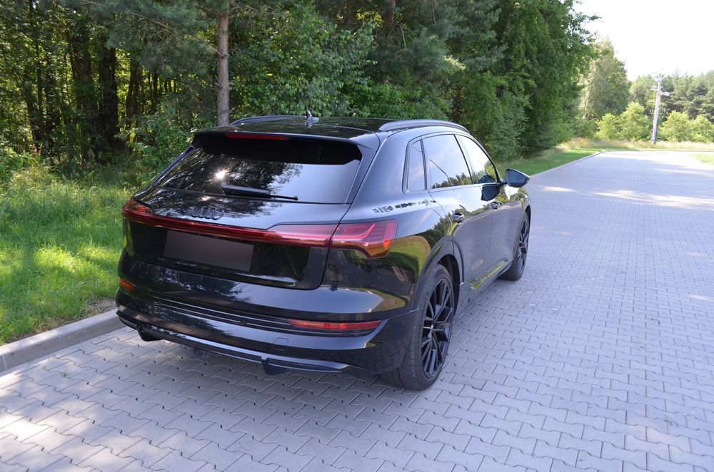 Audi e-tron S LINE bezwypadkowy