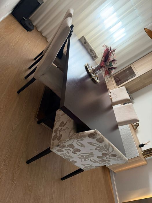 Mesa com 6 cadeiroes