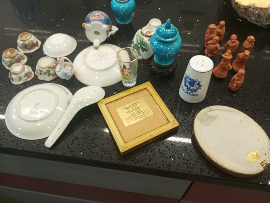 Peças soltas d latão e cascinha e louça