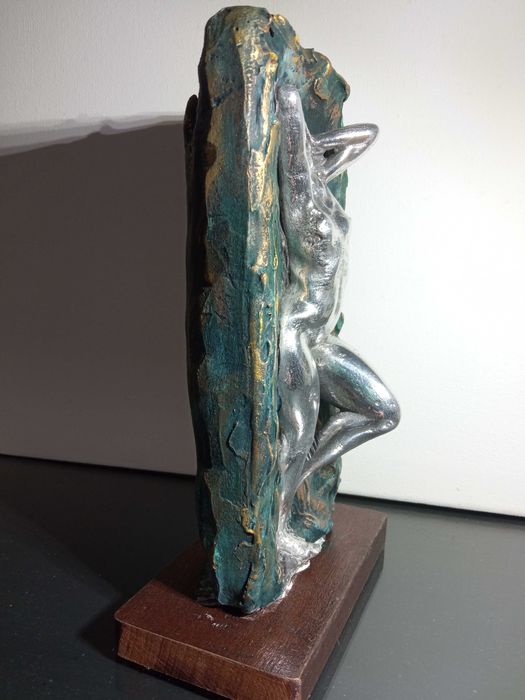 Estatueta em metal com base de madeira