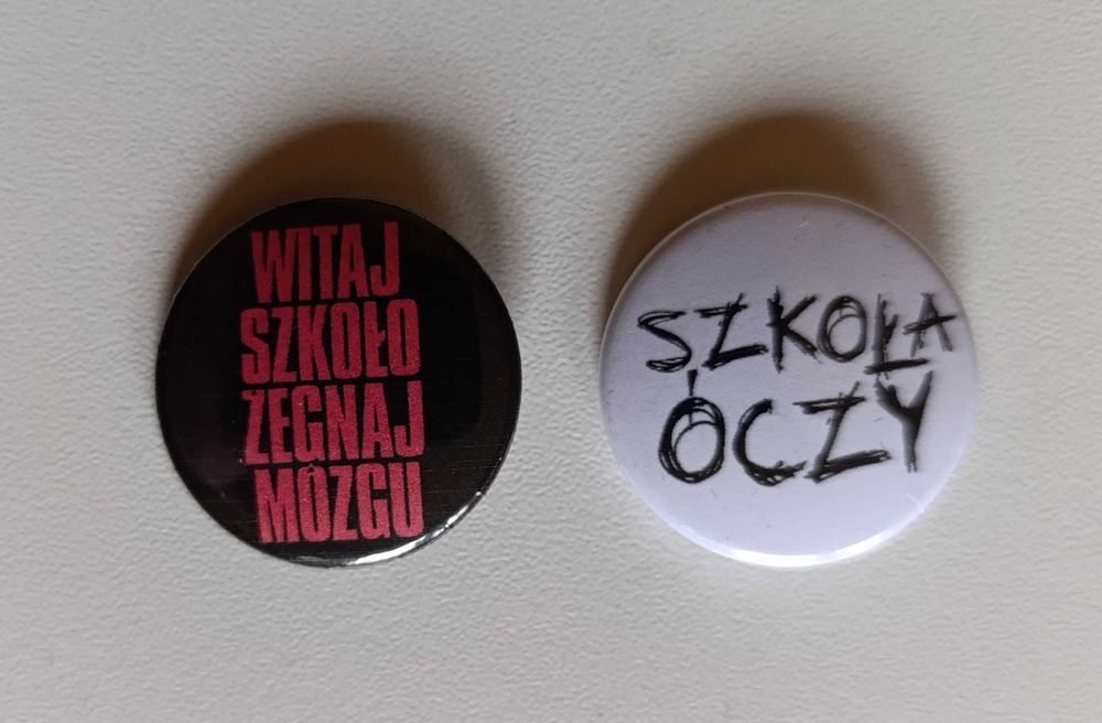 2 przypinki o szkole