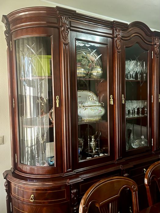 Móvel de Sala / Cristaleira Clássica em Madeira Maciça