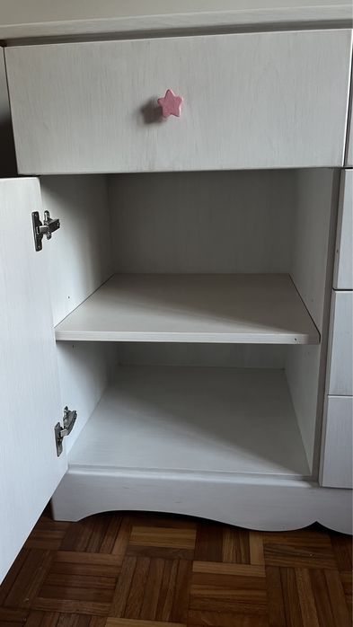 Cómoda branca com puxadores de estrela