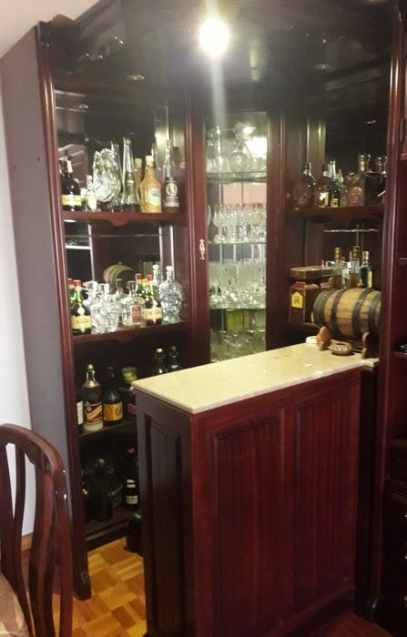 Bar de sala em mogno