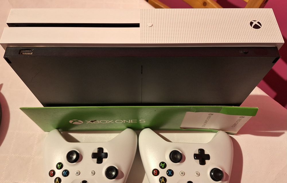 Xbox One S 1T com 2 controles + kit reposição