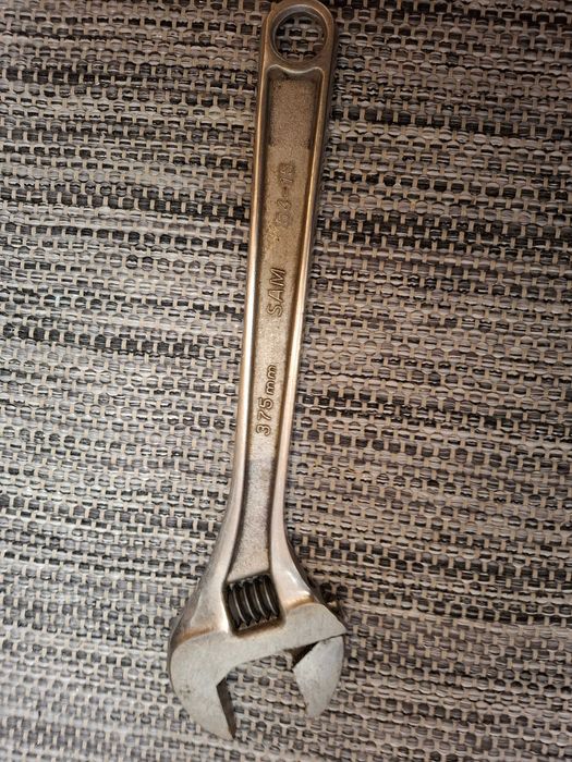 Vendo chave inglesa grande  com 39cm. Com pouco uso.