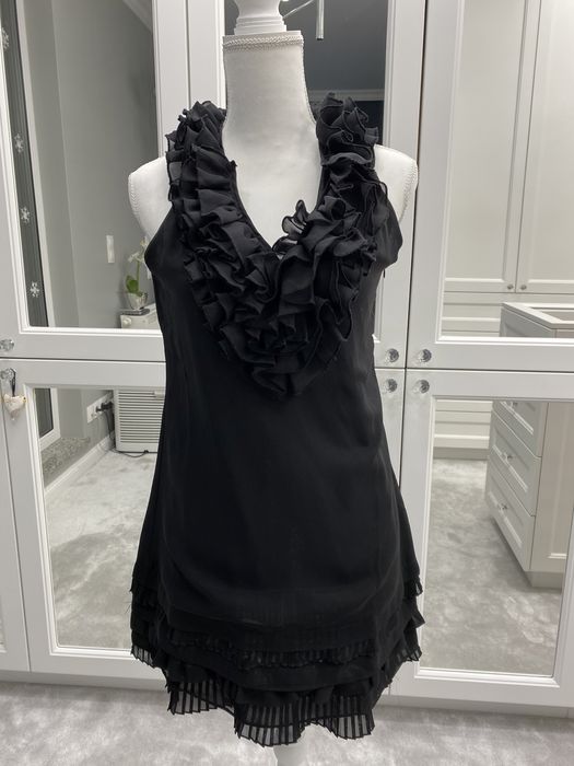 Elegancka czarna sukienka z falbanami Purple