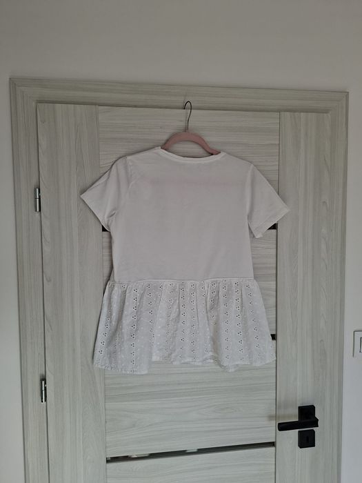 Biała bluzka koszulka t-shirt baskinka falbanka koronka
