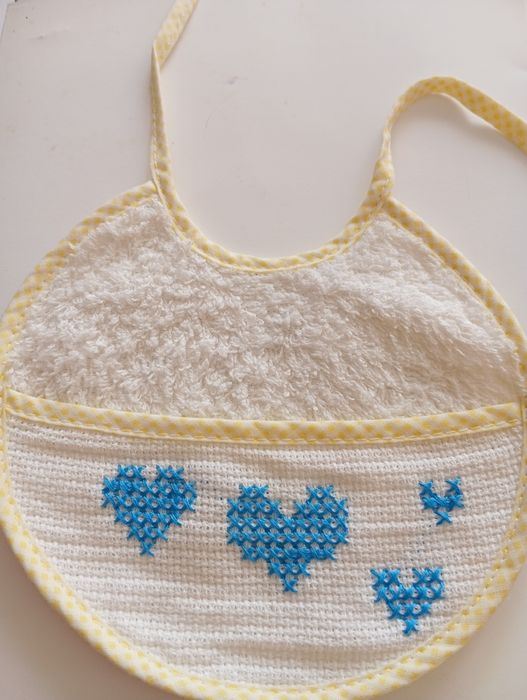 Babetes bordados á mão personalizados