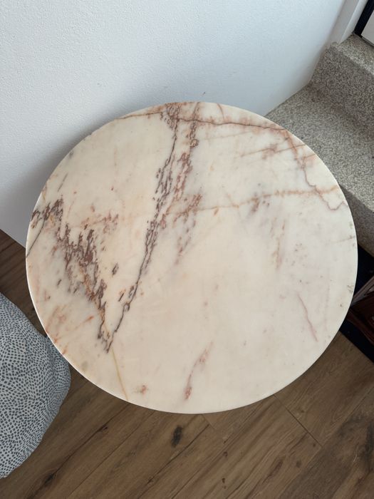 Mesa com tampo de pedra em marmore