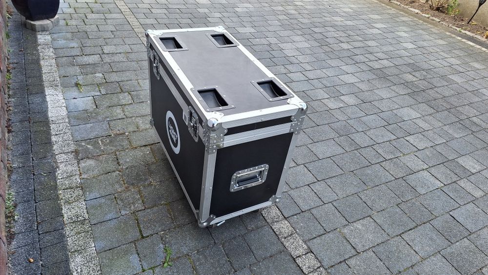 Głowy ruchome 
Light4me Patriot 180 beam + case