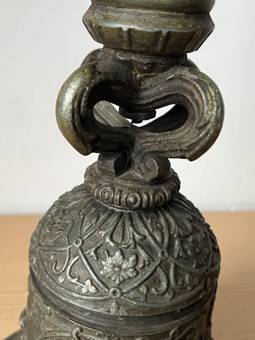 stara polska lampa naftowa stojąca dzwon zdobiona sceny żłobienia