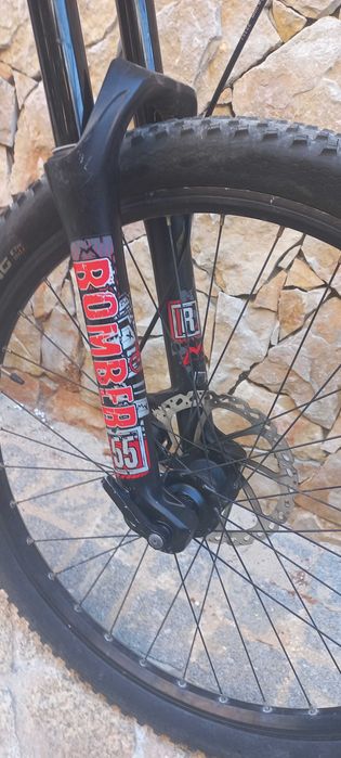 Bicicleta GIANT Reign X2 em bom estado de funcionamento, pronta para andar.