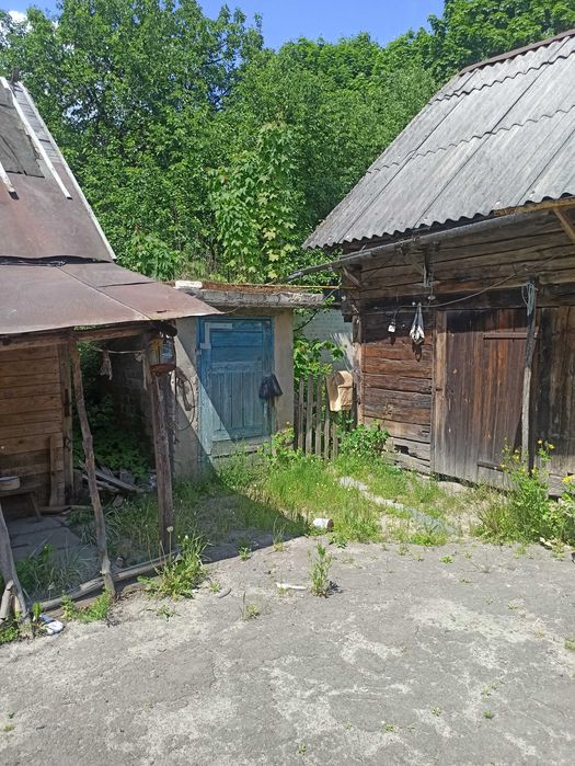 Будинок із землею