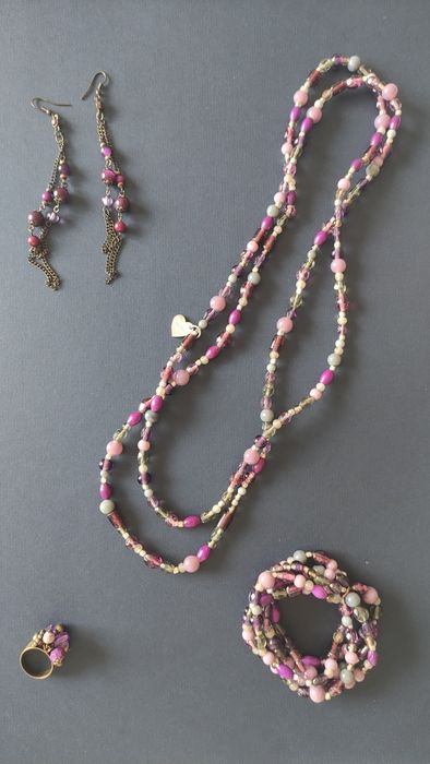 Conjunto de bijuterias (colar, brincos, anel e pulseira)