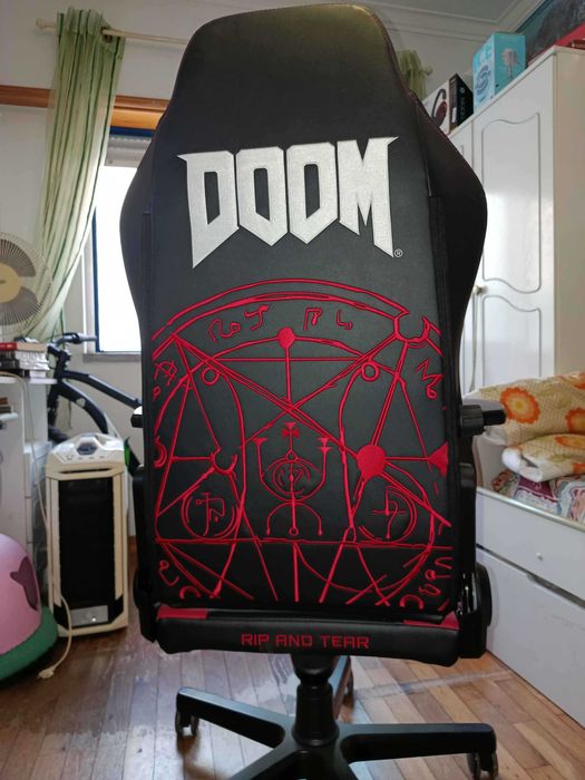 noblechairs HERO – Doom Edition