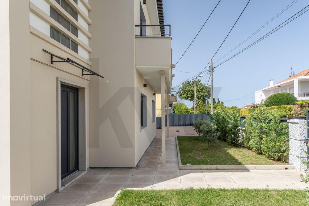Charmosa Moradia T5 com Jardim Totalmente Remodelada -  Sassoeiros, Ca