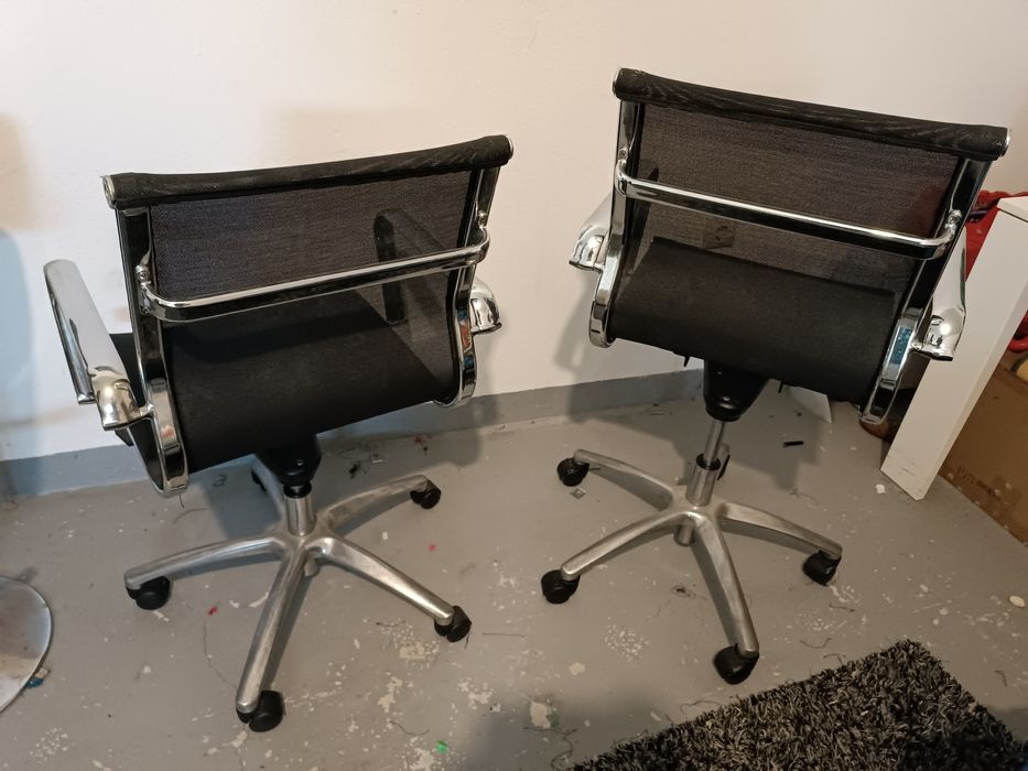 Duas cadeiras escritório preto e cromado