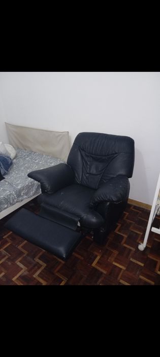 Poltrona reclinável funcionando preta couro falso