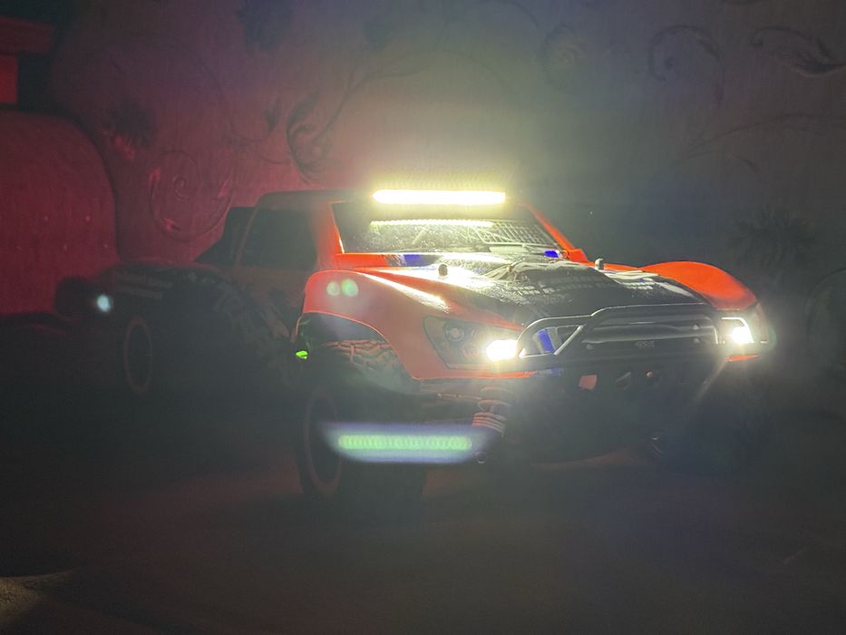 Traxxas Slash 4x4 1/10 модель на радіокеруванні