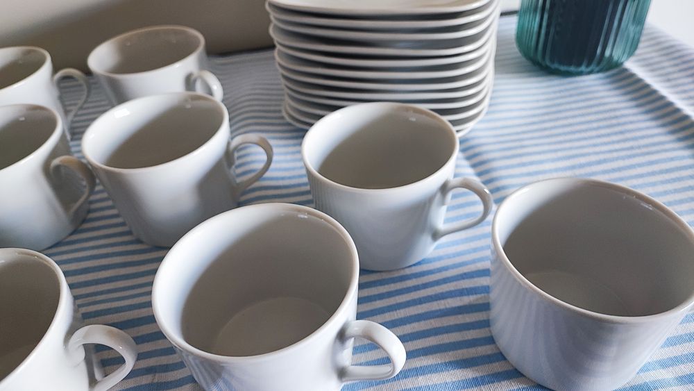 Conjunto lindíssimo de extrema qualidade em branco 10 chávenas e pires