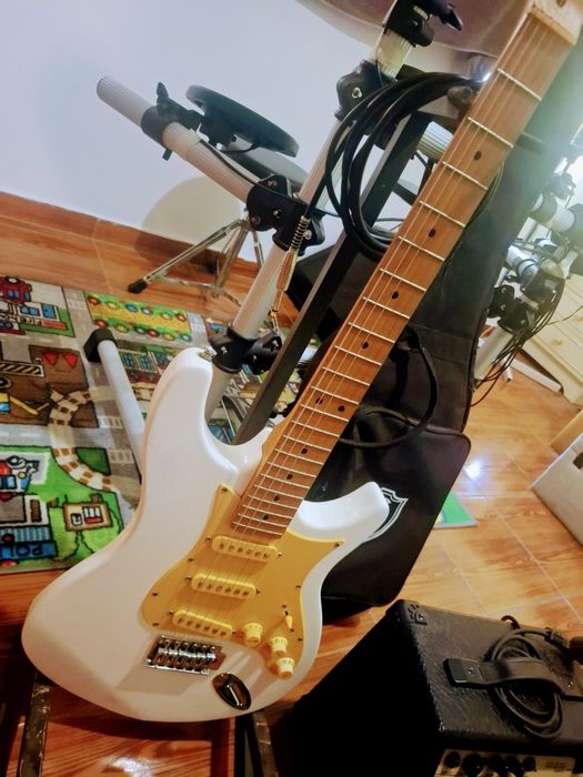 Guitarra + caixa.