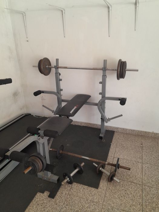 Banco musculação com barras e pesos