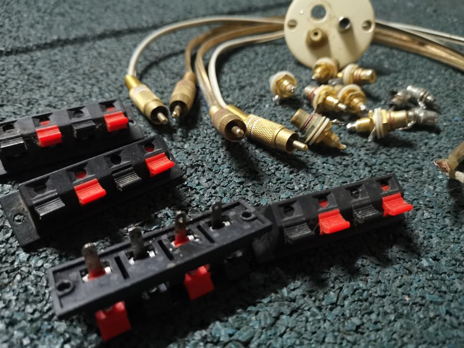 Vendo material Hi-Fi, fichas RCA macho e fêmea, engate rápido.