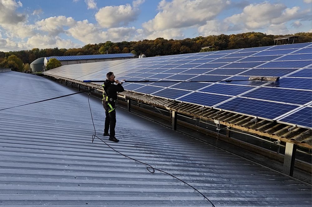 Mycie paneli fotowoltaicznych dachów fasad okien wynajem podnośnika
