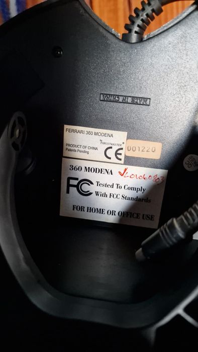 Volante e pedais Ferrari - Thrustmaster 360 modena