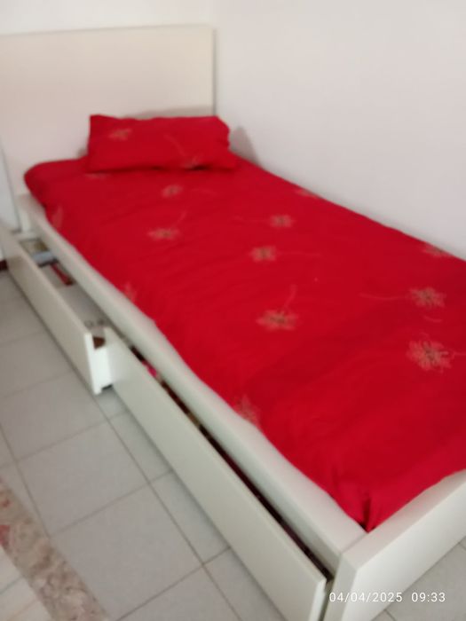 Cama individual Malm com arrumação
