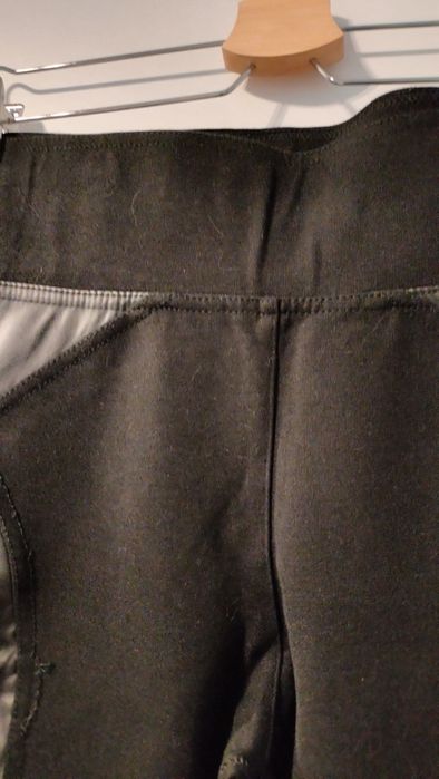 Leginsy z wstawkami z ekoskóry